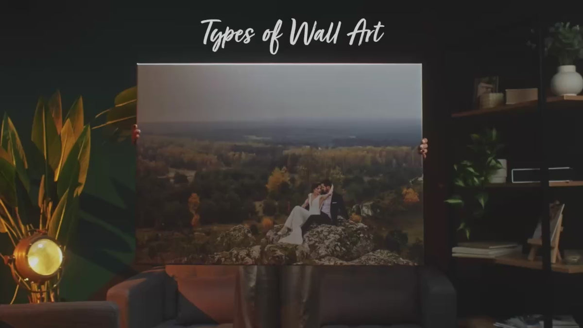Video laden: Wall art prints compared: woman holding a canvas print, framed print and acrylic wall print of a wedding photo to show sizes from 60x40cm to 100x70cm